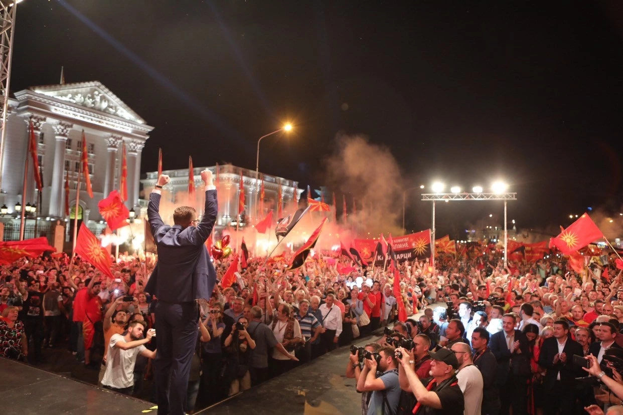 Θα τους σώσει ο Τσίπρας με «σαλαμοποίηση» ; Μετρά αντίστροφα το κρατίδιο των Σκοπίων μετά τον «σεισμό» – Οδεύουν προς εκλογές σε εμφυλιοπολεμικό περιβάλλον